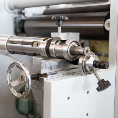 Macchina automatica di ripiegatore di rotoli di carta di silicone per carta da forno di carta di alluminio per rotoli di foglio di alluminio 4-