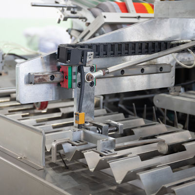 Macchina per la cartonatura di pellicole e fogli d'alluminio per imballaggi di 3200*1350*1600 mm