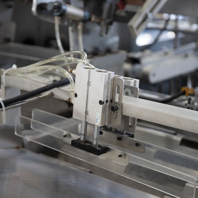 Macchina per la cartonatura di pellicole e fogli d'alluminio per imballaggi di 3200*1350*1600 mm