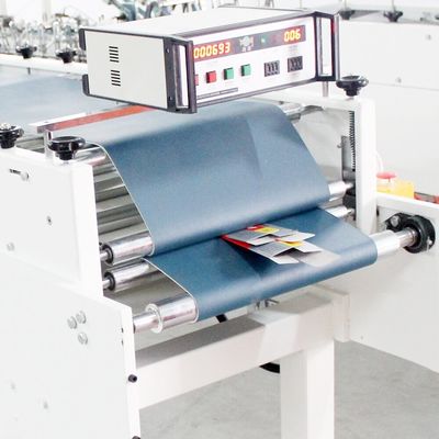 350 mm Max. Larghezza praticabile Macchina adesiva a cartone azionata elettricamente per soluzioni di imballaggio