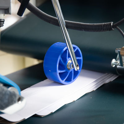 Colla a linea retta uniformemente automatica di cartone di foglio di alluminio scatola cartellone macchina di colla