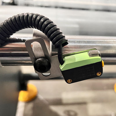 Macchina automatica per il rimbocco di fogli di alluminio a piccoli rotoli con freno a polvere magnetica 25N.m.