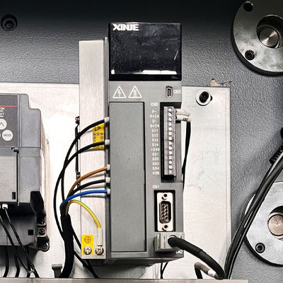 Macchina per il ripiegamento di piccoli rotoli di foglio di alluminio con frizione magnetica a polvere 25N.m.
