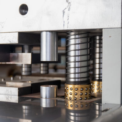 Prodotto professionale Semi-automatico Saw Blade Press Machine 2130*1480*1180mm in Dimensione