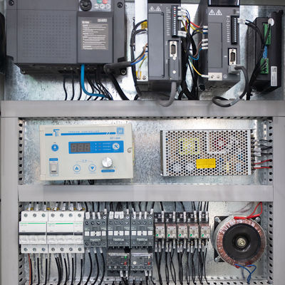 0.009-0.025 mm Spessore del materiale Macchina di riavvolgimento a taglio di foglio di alluminio azionata elettricamente